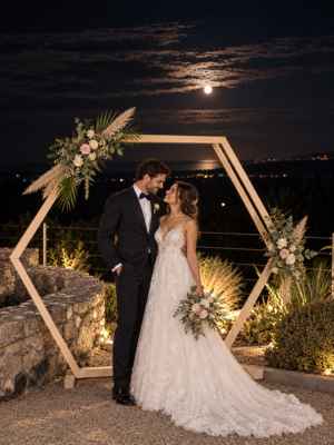 mariage-cotentin-le-panoramique-couple-maries Couple de mariés au Panoramique dans le Cotentin avec décoration florale et vue de nuit